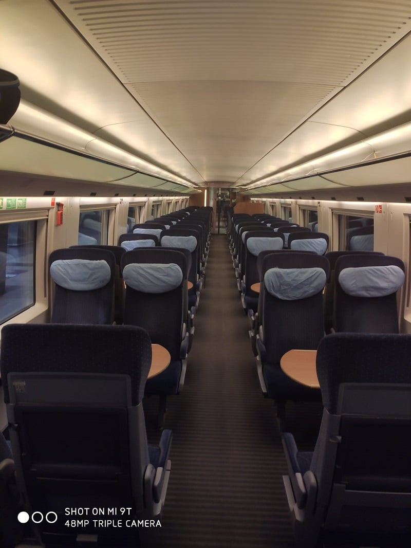 Entre Frankfurt y Munster, Alemania, en un vagón del tren solo viaja Eduardo. Foto: Eduardo Ramos.