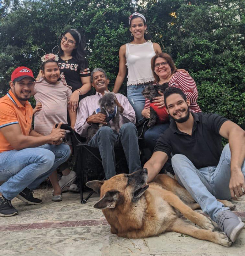 Niverka junto a sus padres Mariluz y Ramón, sus hermanos Víctor y Ramón, su cuñada Crystin, la sobrina Valentina y sus perros, Paco, Molly y Heisa.