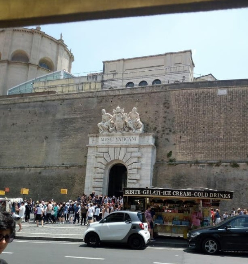 Una puerta, aunque no abierta al público, de los Museos Vaticanos, en imagen de 2018. Carmenchu Brusíloff