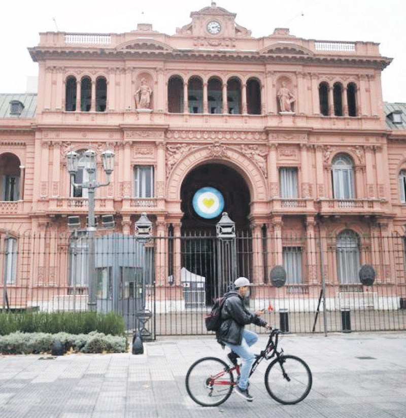 Un hombre pasa frente a la sede del gobierno argentino ayer, durante el período del coronavirus. AP