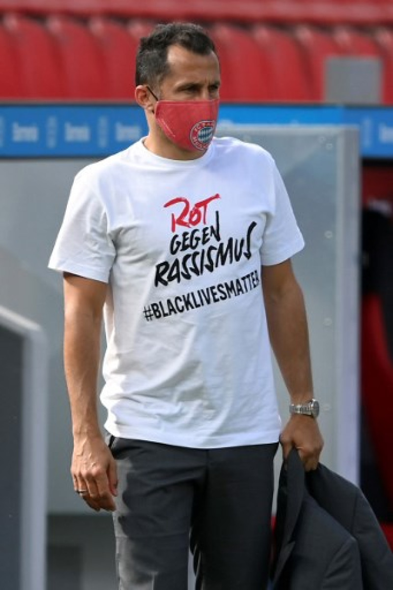 Entrenador de un equipo de fútbol alemán muestra camiseta con leyenda en contra del racismo. / AFP