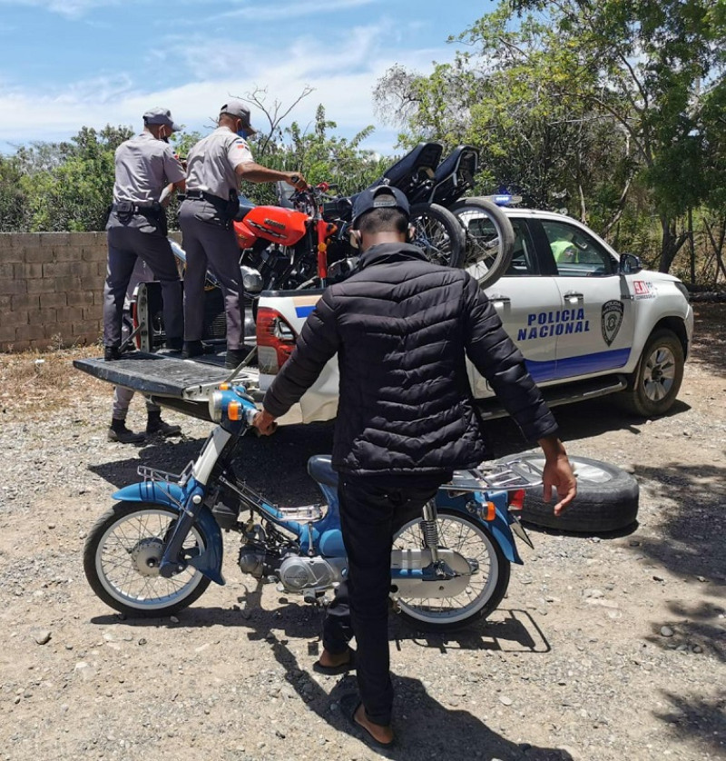 Policías en Luperón reteniendo motocicletas que participaban de una carrera ilegal. / Foto: Edgar Lantigua