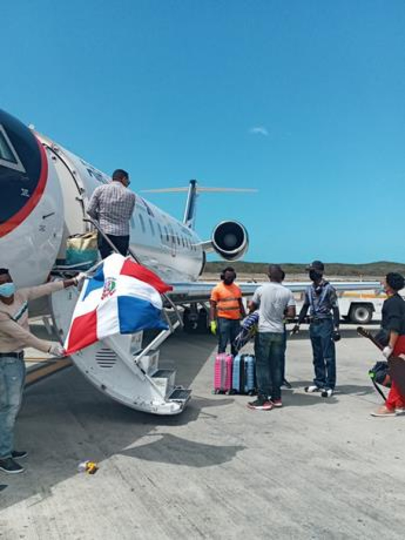 Foto de uno de los vuelos humanitarios gestionado por el Ministerio de Relaciones Exteriores en el mes de mayo. Fuente: archivo del Listín Diario.