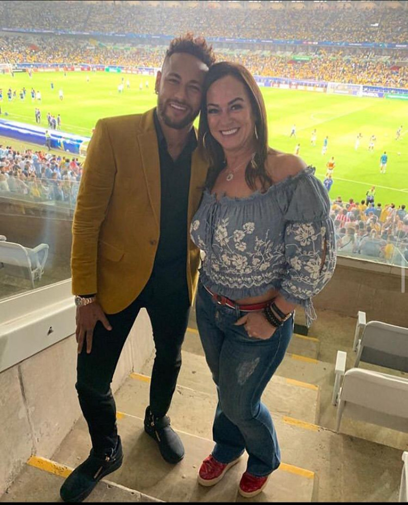 El futbolista brasileiro Neymar junto a su madre Nadine Gonalves. Foto del Instagram de Nadine.