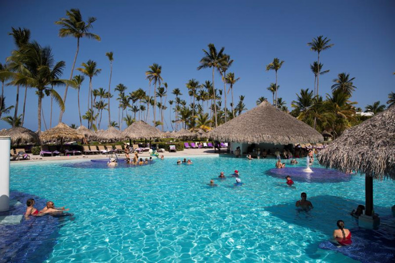 Turistas disfrutan de la estancia en un hotel en Punta Cana (República Dominicana). EFE/ Orlando Barría/Archivo