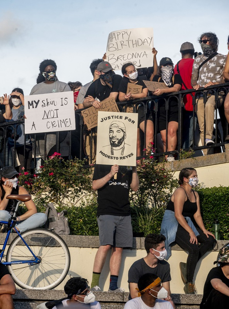 Un manifestante en una protesta en Jackson Square en Nueva Orleans sostiene un cartel de Modesto Reyes, un hombre asesinado mientras estaba bajo custodia de la policía del área de la Parroquia de Jefferson, el 5 de junio de 2020. (Emily Kask/The New York Times).