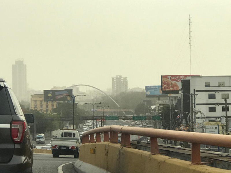 El cielo grisácio a causa del polvo del Sahara. LD