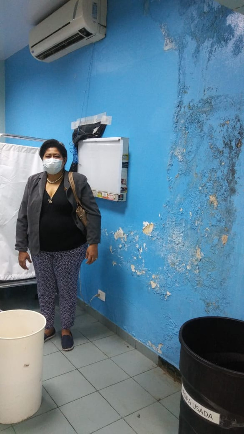 Presidenta del Colegio de Enfermerías mostrando detalles de los daños del hospital. / Onelio Domínguez.