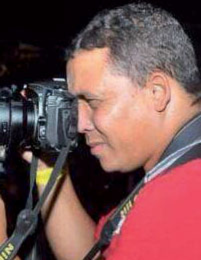 Jorge Cruz:  Sus fotografías han acompañado reportajes de investigación como: Desaparecidos, 24 horas en el Darío Contreras, 29 días en la cárcel La Victoria, La frontera dominico-haitiana, En la piel de la locura, Terremoto de 2010 en Haití, entre otros.