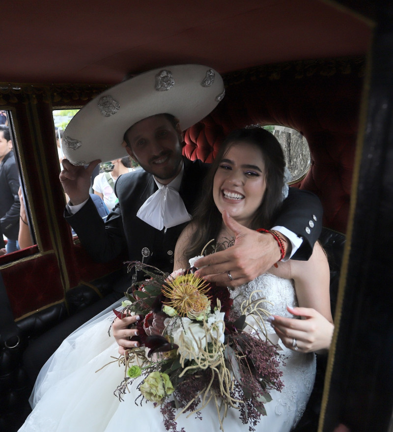 Tras nueve meses de noviazgo, Camila Fernández y Francisco Barba se casaron en una sorpresiva boda. Alejandro Fernández 'El Potrillo' llevó a su hija hasta el altar. (Foto: EFE).