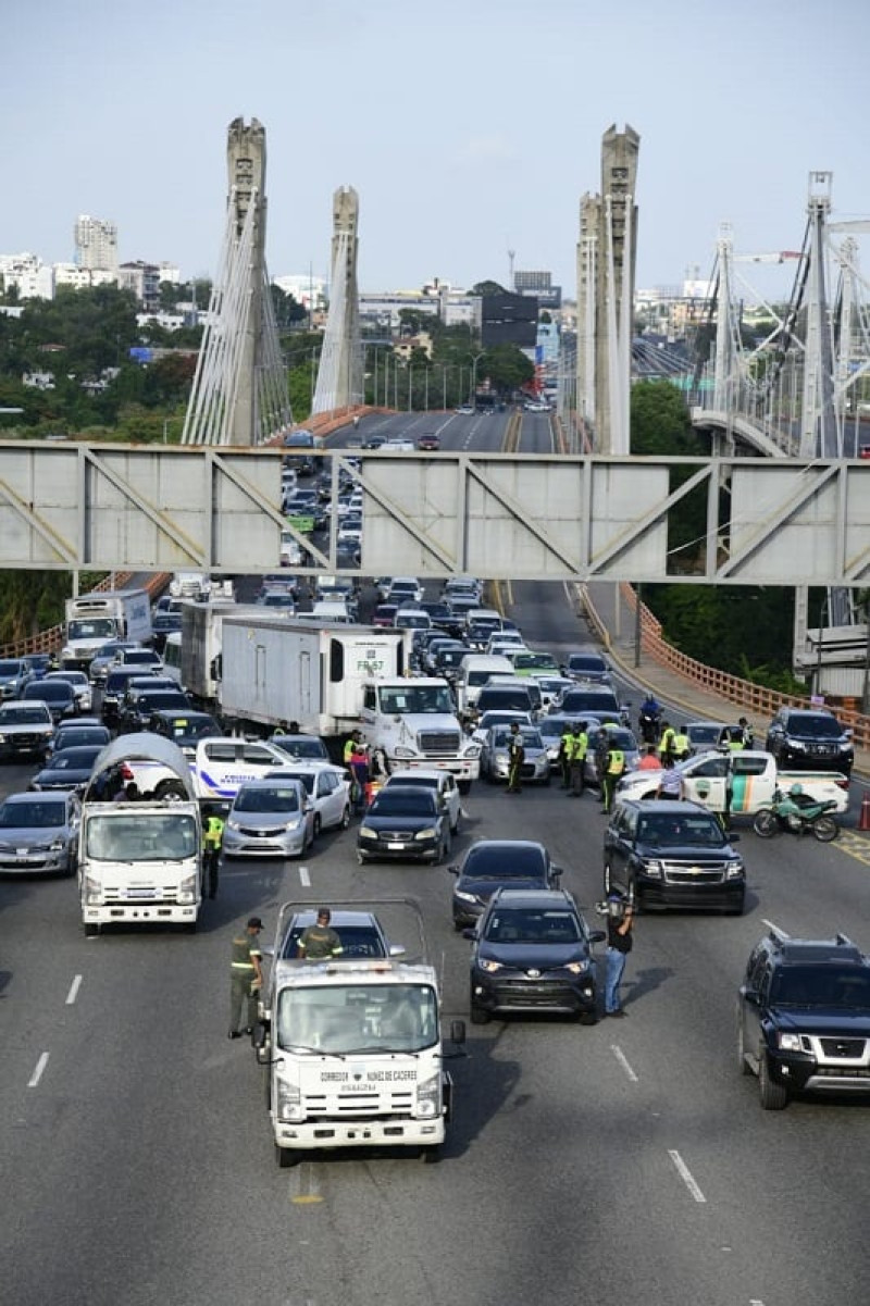 Vehículos retenidos en puente Juan Pablo Duarte tras inciar toque de queda. / Foto: Víctor Ramírez