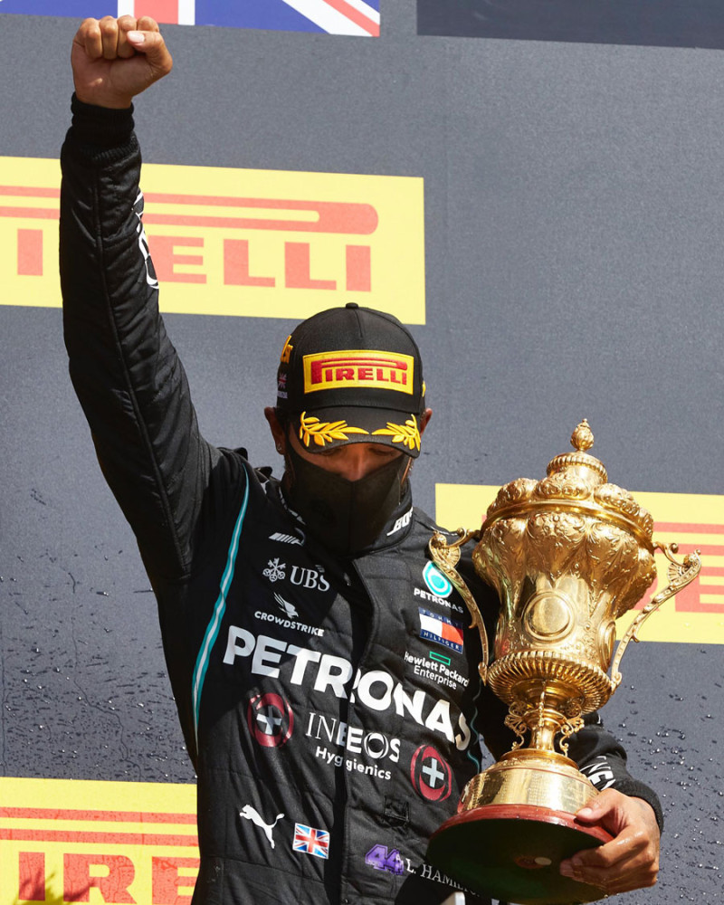 Lewis Hamilton con su trofeo en el podio.