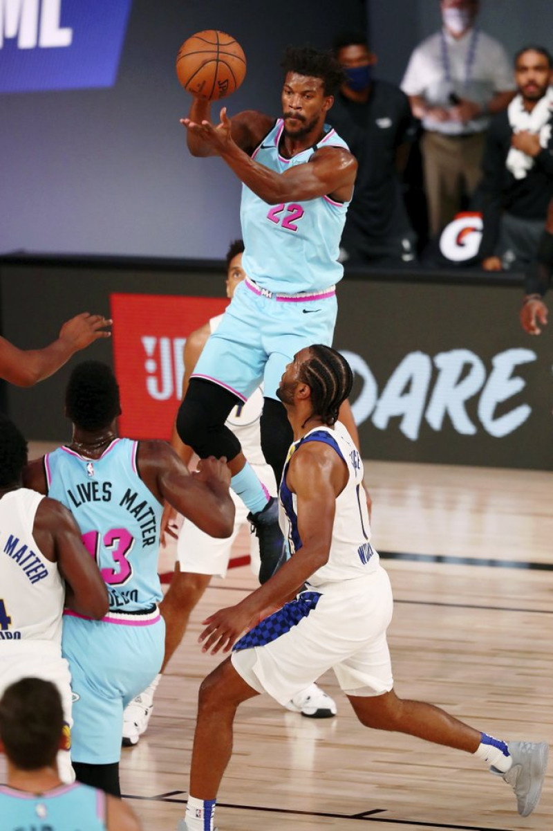 El alero del Miami Heat Jimmy Butler (22) hace un pase en salto contra los Indiana Pacers durante la segunda mitad del partido de este lunes en Lake Buena Vista, Florida.