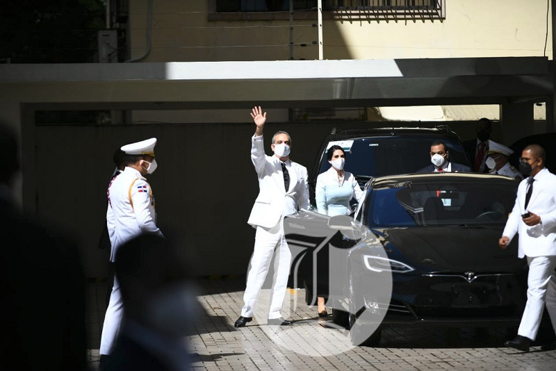Fotografía del presidente Abinader, antes de abordar su automóvil Tesla. Foto: Listín Diario.