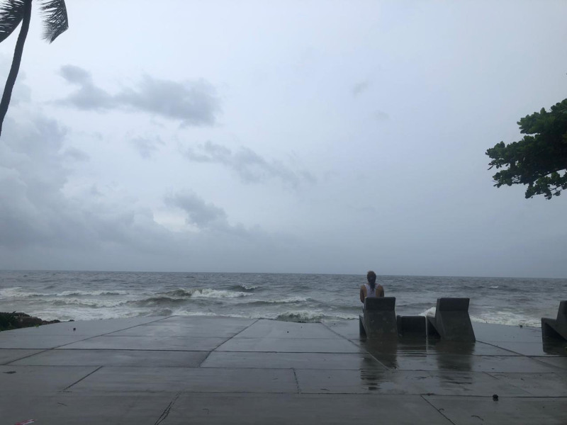 Un fuerte oleaje, ramas en el suelo y residuos de los árboles producto de los vientos de la tormenta tropical Laura es el panorama que se observa este domingo en el Malecón de Santo Domingo/ LISTIN DIARIO