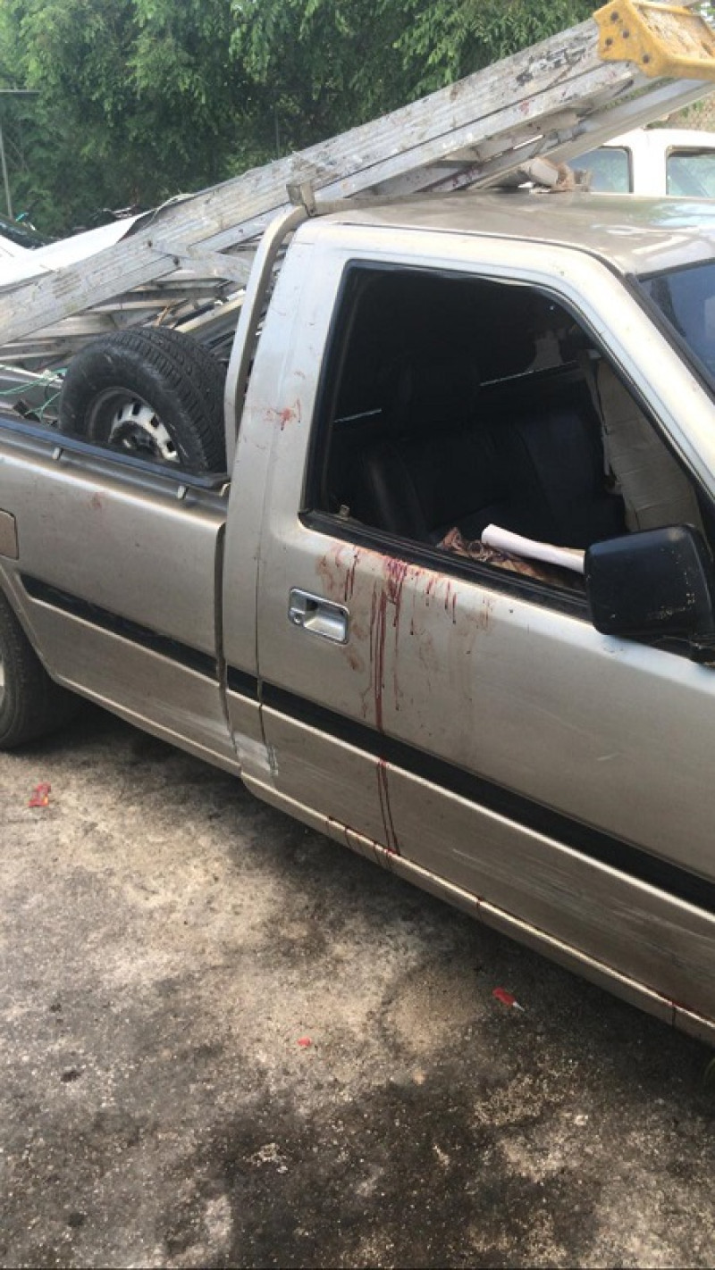 Estado en que quedó la camioneta tras ser baleada próximo al peaje II que comunica Higüey con Punta Cana por la Autovía del Este. Foto: Florentino Durán.