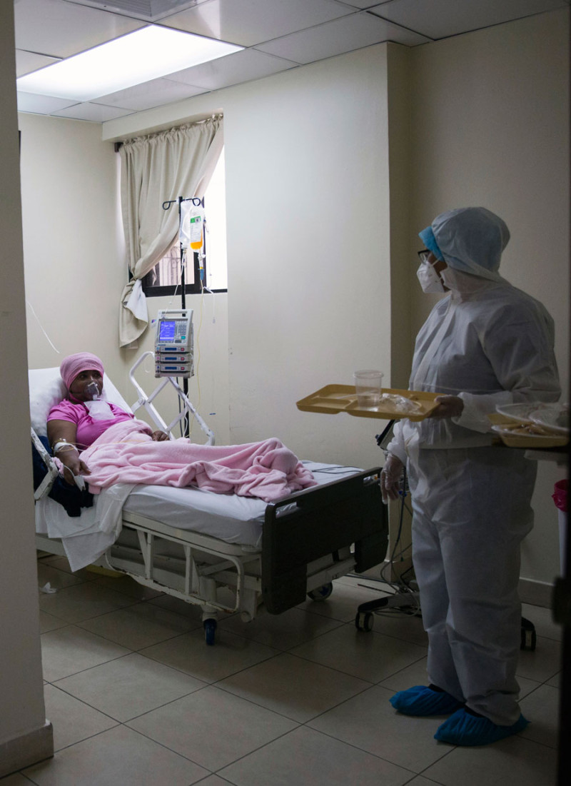 Una paciente afectada por el mortal virus, convertido en pandemia, recibe atenciones médicas en un centro clínico de Santiago.