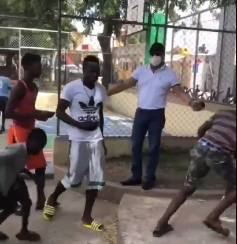 Abel Martínez expulsado a un grupo de haitianos de un parque en Santiago. / Twitter