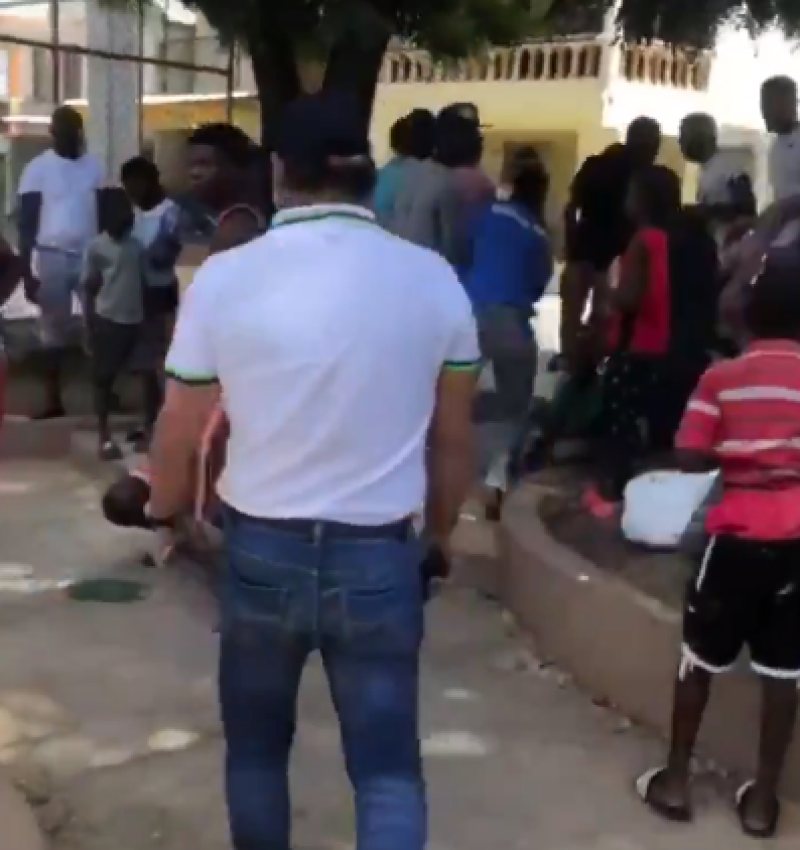Abel Martínez expulsado a un grupo de haitianos de un parque en Santiago. / Twitter