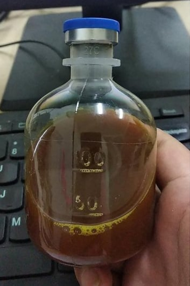Foto suministrada por una mujer uigur que muestra una botella de una medicina tradicional china que es usada para combatir el coronavirus en la región de Xinjiang. A menudo las autoridades obligan a la gente a ingerir la medicina. Foto: AP.