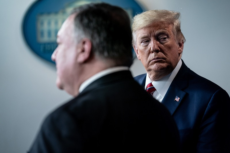 El presidente Donald Trump y el secretario de Estado, Mike Pompeo, durante una conferencia de prensa en la Casa Blanca en Washington, el 20 de marzo de 2020. (Erin Schaff/The New York Times)