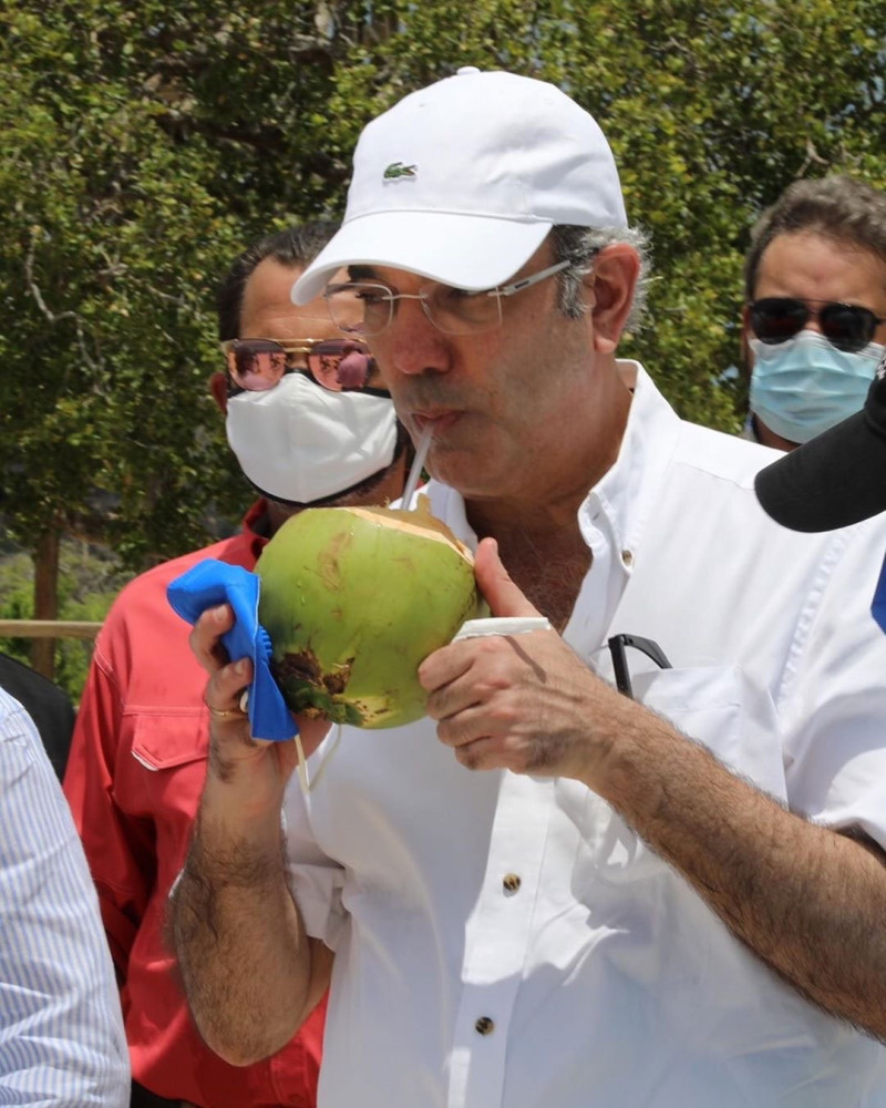 El Presidente, degustando agua de coco en Pedernales.