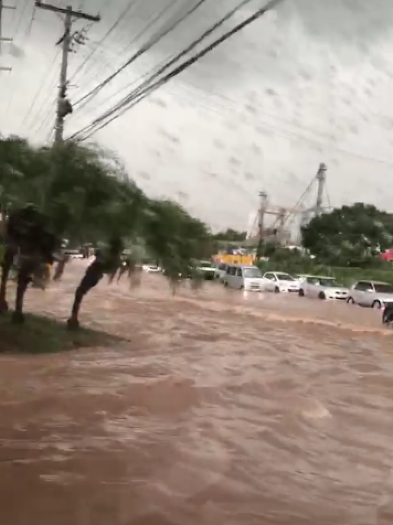 Inundaciones en el tramo de la Autopista Duarte antes de Los Alcarrizos. / Captura de video