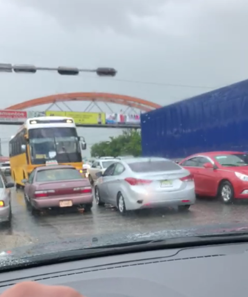 Conductores deciden retornar en sentido contrario para evitar inundaciones. / Captura de video