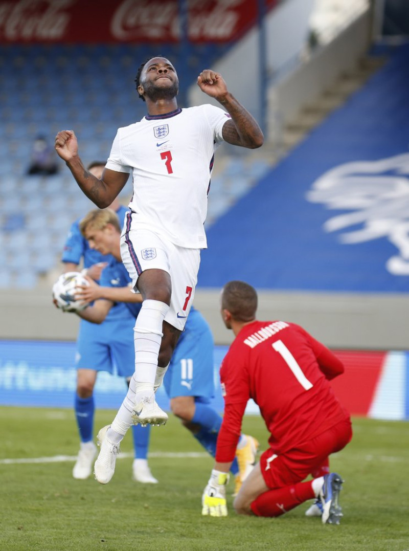 El delantero inglés Raheem Sterling celebra tras anotar un penal en un partido de la Liga de Naciones de la UEFA contra Islandia en Reikiavik el sábado, 5 de septiembre del 2020. Inglaterra ganó 1-0.