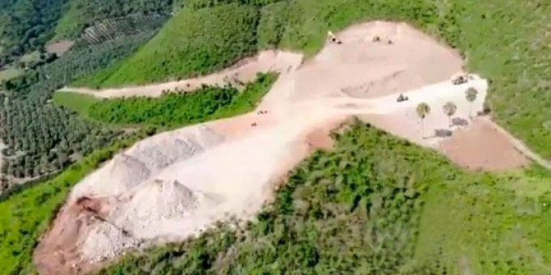 Loma Redonda, en Ocoa, luego de ser zurcada con tractores para impulsar un proyecto particular