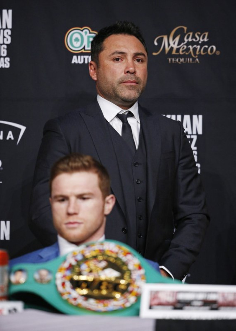En esta foto del 4 de mayo de 2016, Oscar De La Hoya (al fondo) acompaña a Canelo Álvarez en una rueda de prensa en el hotel MGM Grand de Las Vegas.
