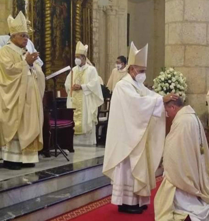 Momento del ordenamiento ayer de monseñor José Amable Durán Tineo como nuevo obispo auxiliar de Santo Domingo.