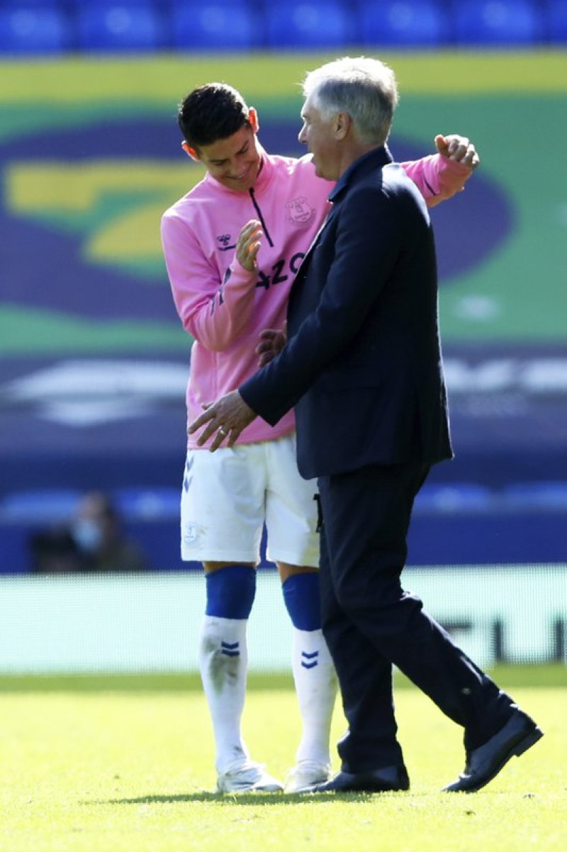 El astro colombiano de Everton James Rodríguez celebra con el técnico Carlo Ancelotti tras una victoria de 5-2 sobre West Brom en la Liga Premier inglesa.