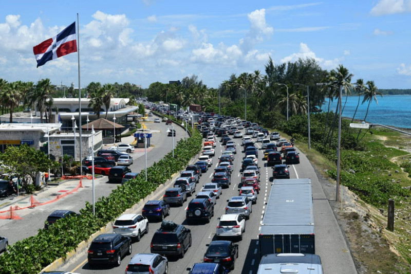 Miles de personas llenaron la playa de Boca Chica ayer durante el asueto por el Día de las Mercedes, lo que provocó un largo tapón en la autopista Las Américas. /RAÚL ASENCIO