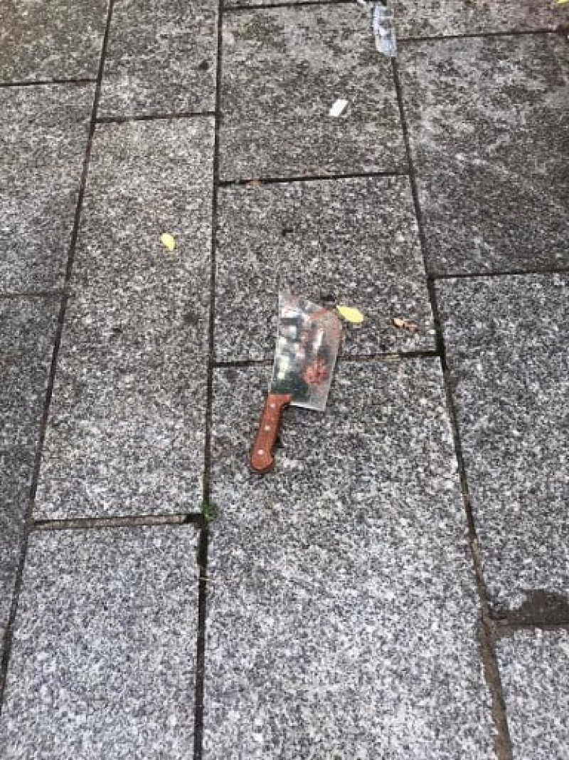 Esta foto muestra una cuchilla presuntamente utilizada en el ataque en el que dos personas resultaron heridas cerca de las antiguas oficinas de la revista satírica francesa Charlie Hebdo en París el 25 de septiembre de 2020. Foto: David Cohen/AFP.