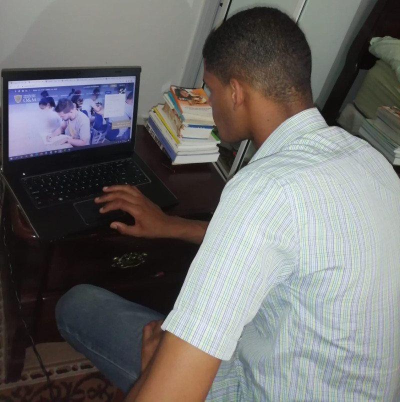 El estudiante Carlos Pérez considera tedioso estar por largas horas frente a un computador durante las clases a distancia.