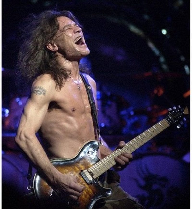 En esta foto del 5 de agosto de 2004, el guitarrista de Van Halen, Eddie Van Halen, toca en Phoenix. Van Halen, quien padeció cáncer oral, murió el martes 6 de octubre de 2020. Tenía 65 años. (AP Foto/Tom Hood, Archivo)