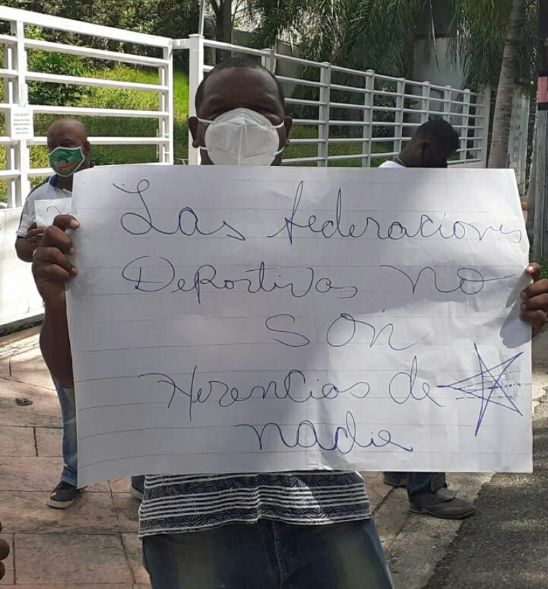 Representantes de varias asociaciones protestaron este martes frente al Comité Olímpico Dominicano para reclamar la interveción de la Federación de Lucha.