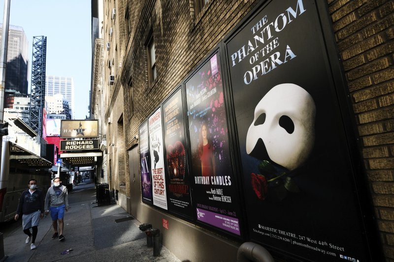 Anuncios de obras de Broadway afuera del Teatro Richard Rodgers en Nueva York el 13 de mayo de 2020. Los aficionados a Broadway tendrán que esperar un poco más para volver al teatro, al menos hasta finales de mayo. (Foto por Evan Agostini/Invision/AP, Archivo).