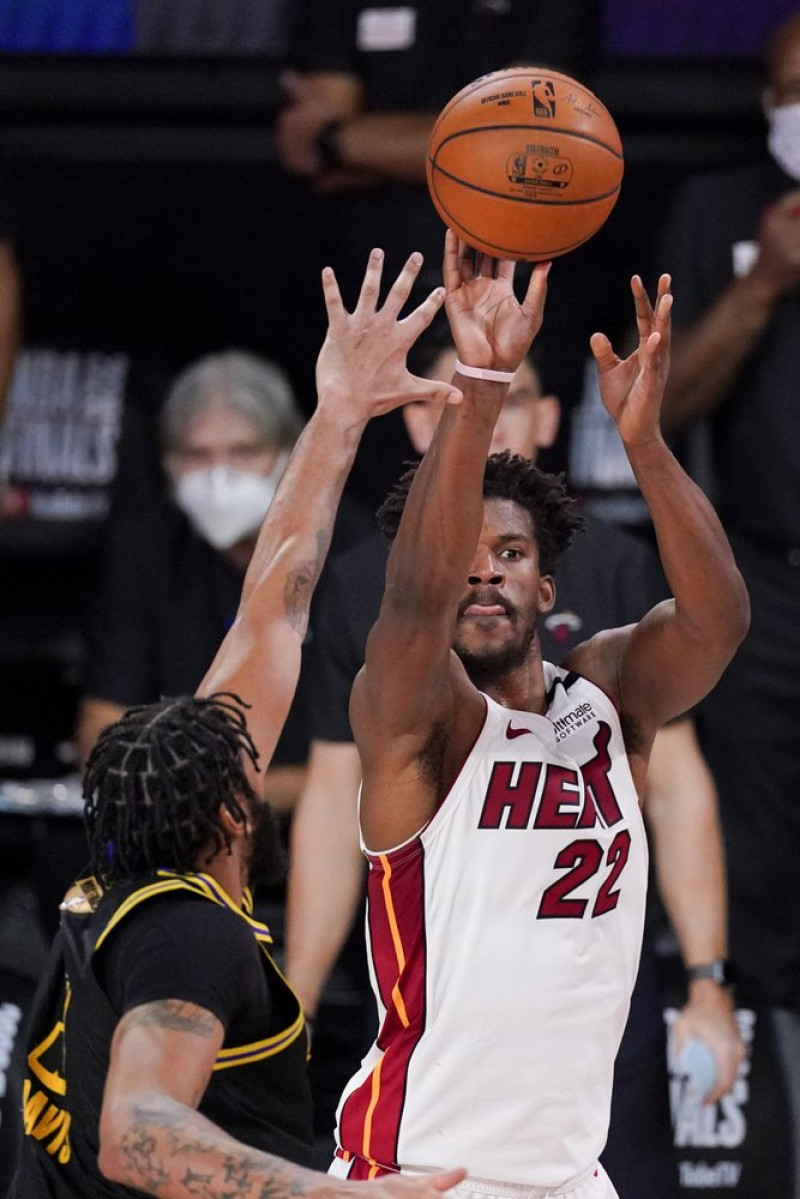 El alero del Heat de Miami Jimmy Butler lanza el balón mientras lo defiende el alero de los Lakers de Los Ángeles Anthony Davis en el juego 5 de las Finales de la NBA .