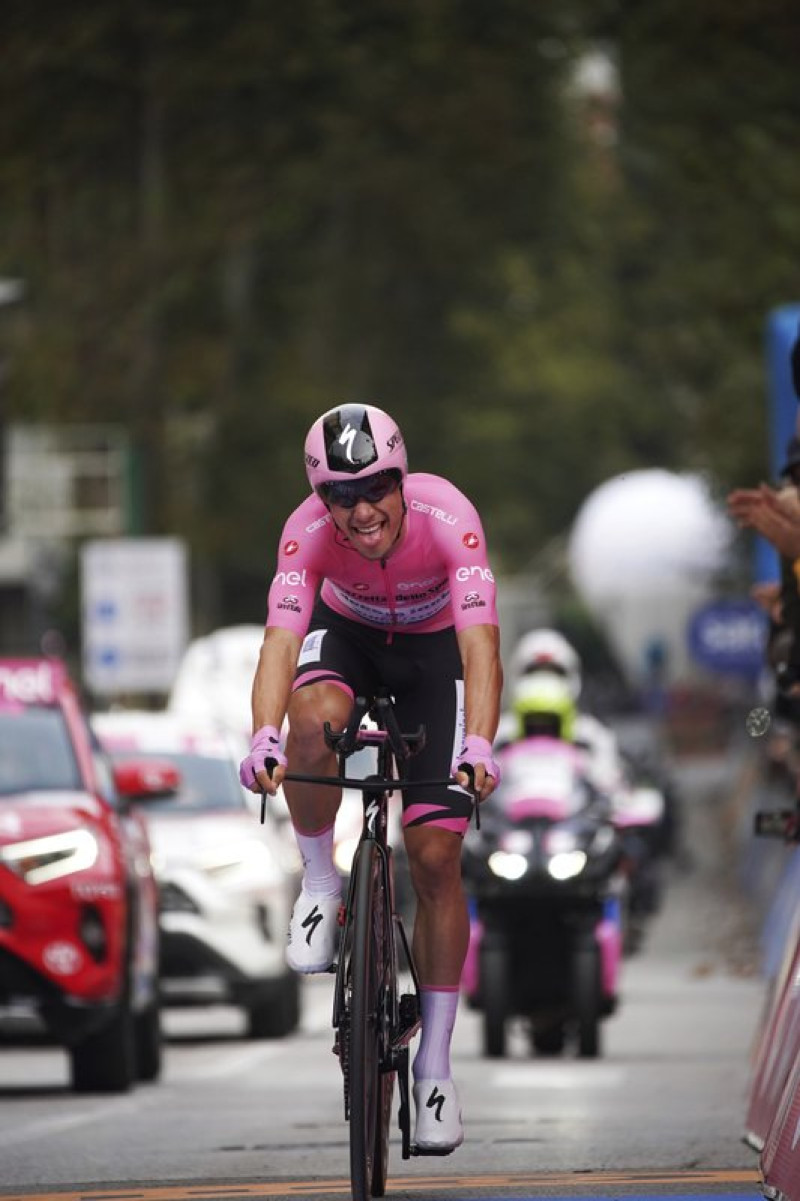El portugués Joao Almeida pedalea en la 14ta etapa del Giro de Italia, una contrarreloj de 34 kilómetros de Conegliano a Valdobbiadene, Italia.
