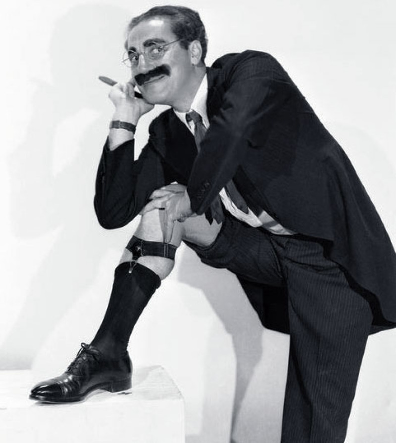 Groucho era el tercero de cinco hermanos. Subió a un escenario a los 15 años y le gustó: «Tuve la sensación de que, por primera vez en la vida, no era un cero a la izquierda», dice en sus memorias.
