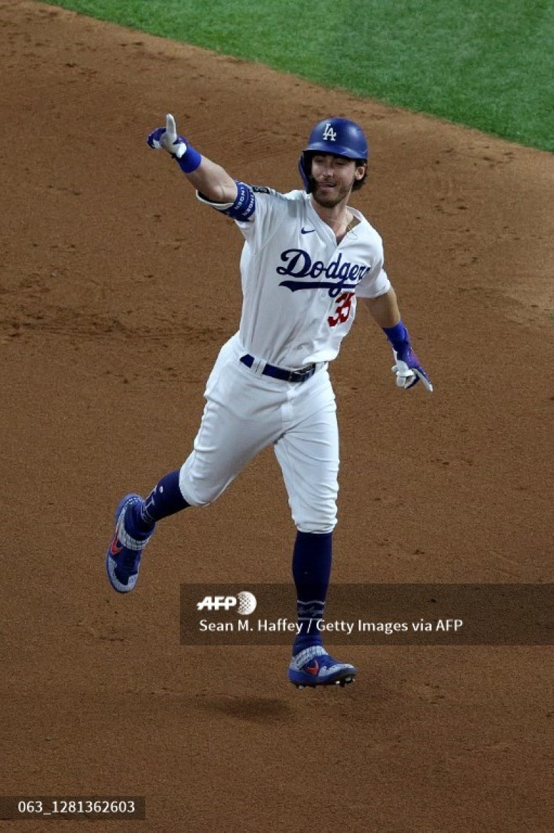 Cody Bellinger, de los Dodgers de Los Angeles celebra después de conectar un jonrón de dos carreras durante la cuarta entrada.