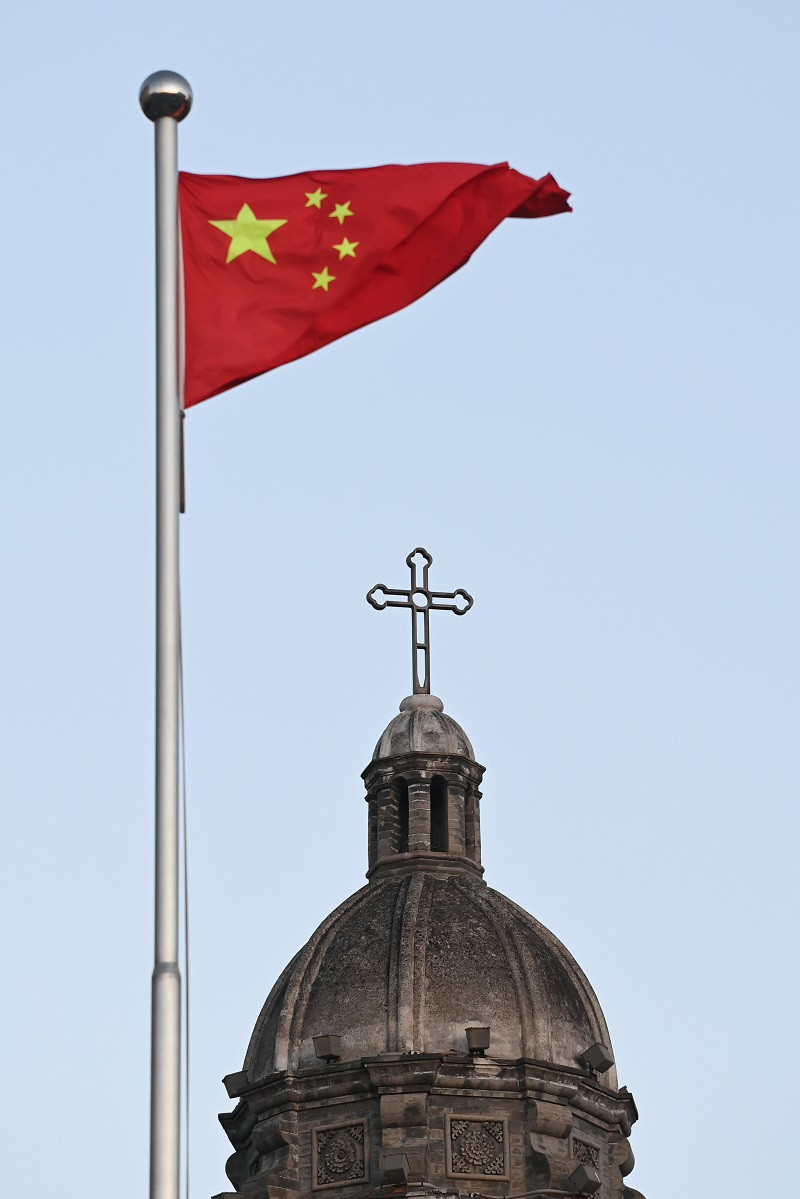 La bandera nacional china ondea frente a la Iglesia de San José, también conocida como Iglesia Católica Wangfujing, en Beijing el 22 de octubre de 2020, el día en que se renovó un acuerdo secreto de 2018 entre Beijing y el Vaticano por otros dos años.

 Foto Grec Baker / AFP