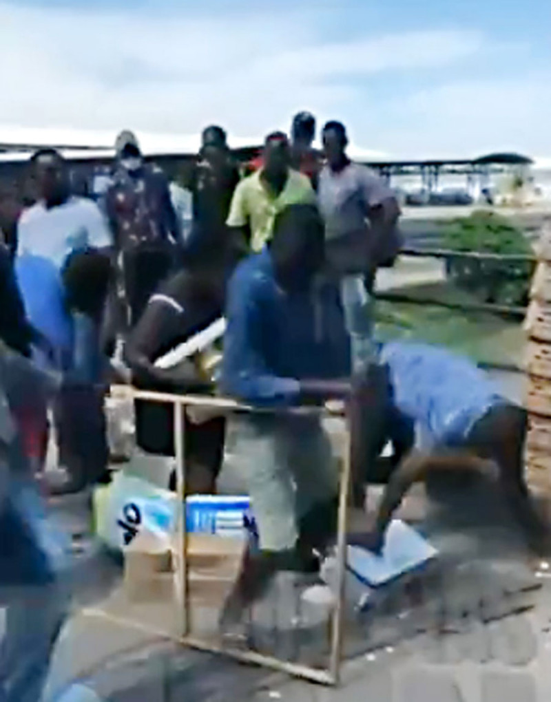 Haitianos enfurecidos tras la incautación, destrucción y tirada al río de sus productos.