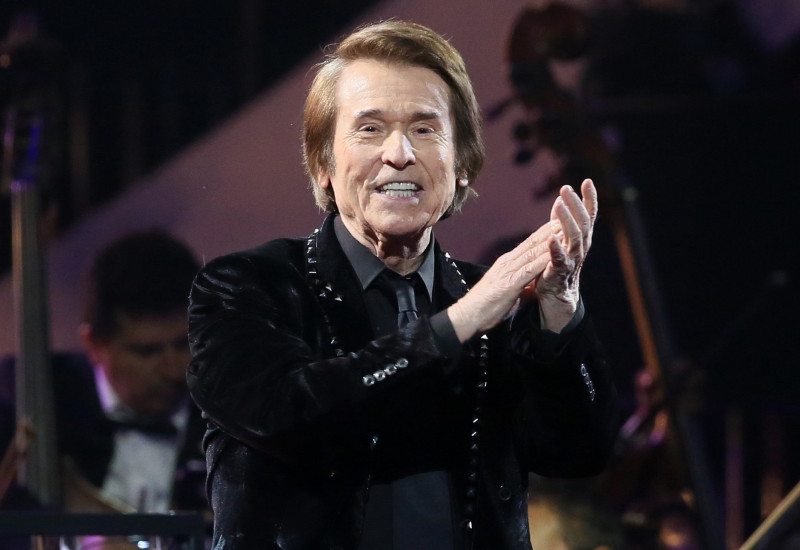 Raphael celebra sus 60 años sobre los escenarios con un nuevo proyecto "Raphael 6.0", en el que incluirá un gran concierto en el Wizink Center Madrid. Foto: Archivo EFE.