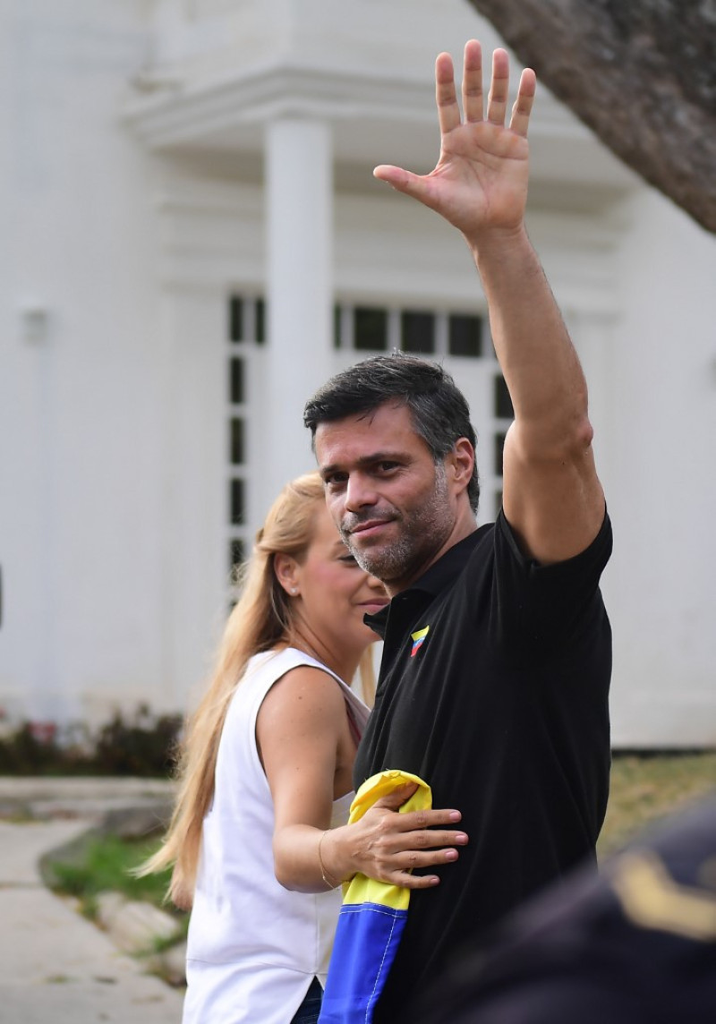 Foto de archivo tomada el 2 de mayo de 2019, el  político opositor venezolano Leopoldo López saluda junto a su esposa Lilian Tintori luego de hablar frente a la embajada de España en Caracas, donde buscó refugio desde que afirmó haber sido liberado de su casa.  RONALDO SCHEMIDT / AFP