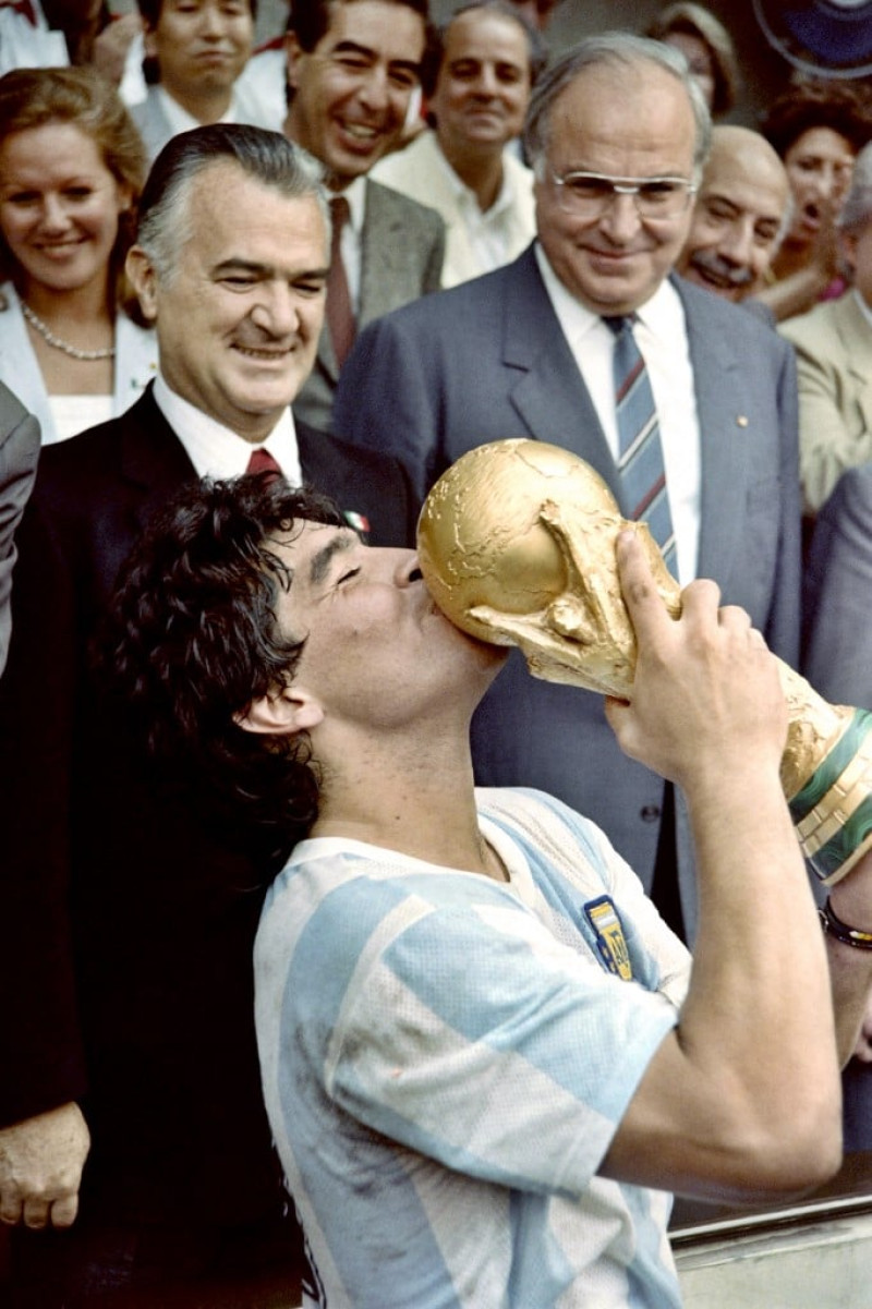 Diego Maradona besa el Mundial de Fútbol que ganó su equipo tras vencer 3-2 a Alemania Occidental en el estadio Azteca de la Ciudad de México.