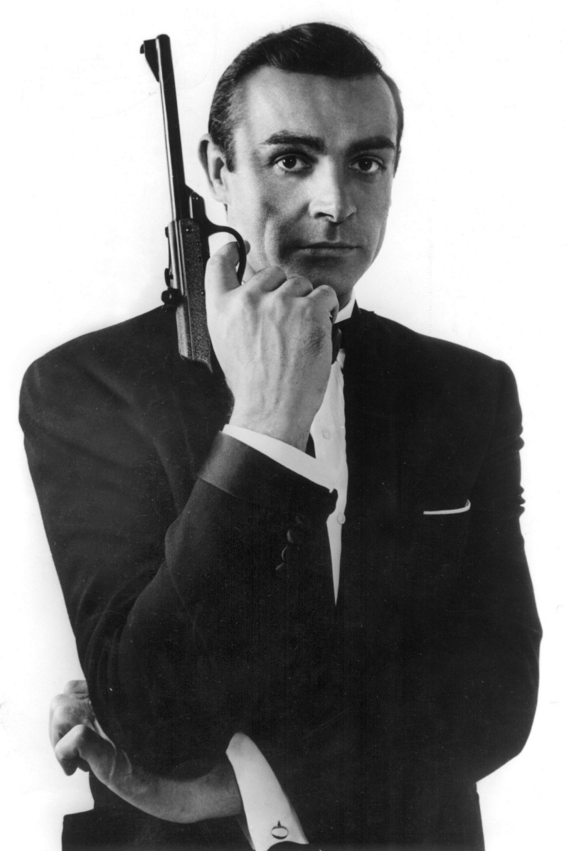 Retrato del actor escocés, Sean Connery, con su pose clásica de Agente 007, James Bond, durante el rodaje de su película "Goldfinger". Foto: EFE/Archivo.