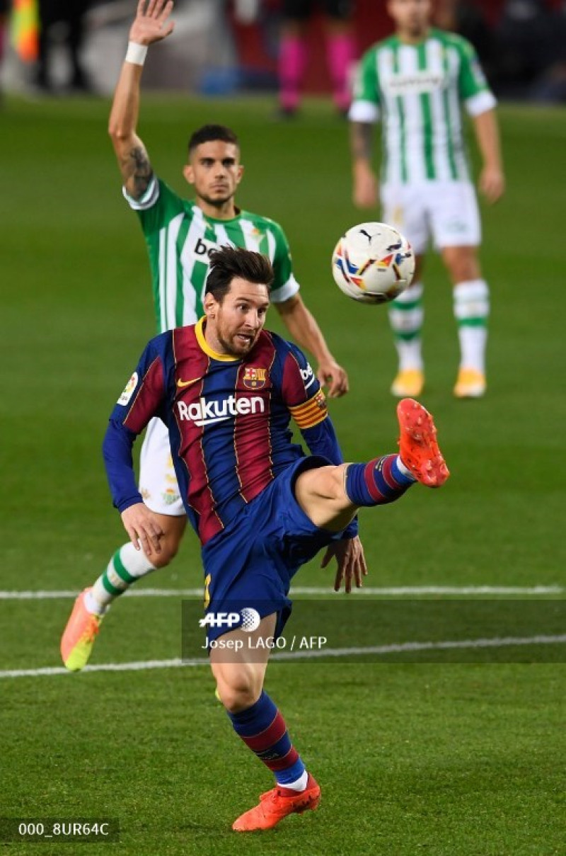 El delantero argentino del Barcelona Lionel Messi va por el balón durante el partido entre Barcelona y Real Betis en el estadio Camp Nou de Barcelona.
